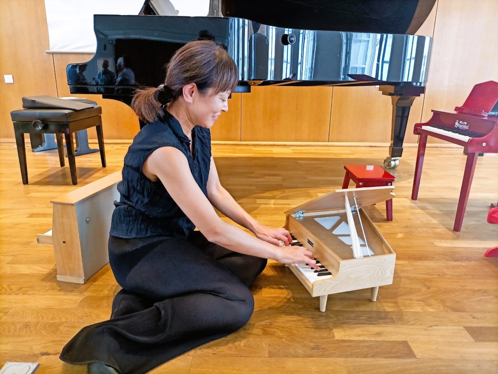Yukiko Fujieda am Toy Piano