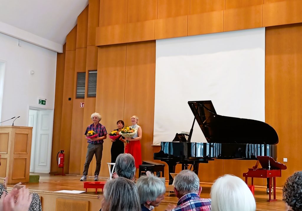 Begeisterter Applaus nach dem Konzert: Michalis Nicolaides, Yukiko Fujieda und Frederike Möller (v.l.n.r.).