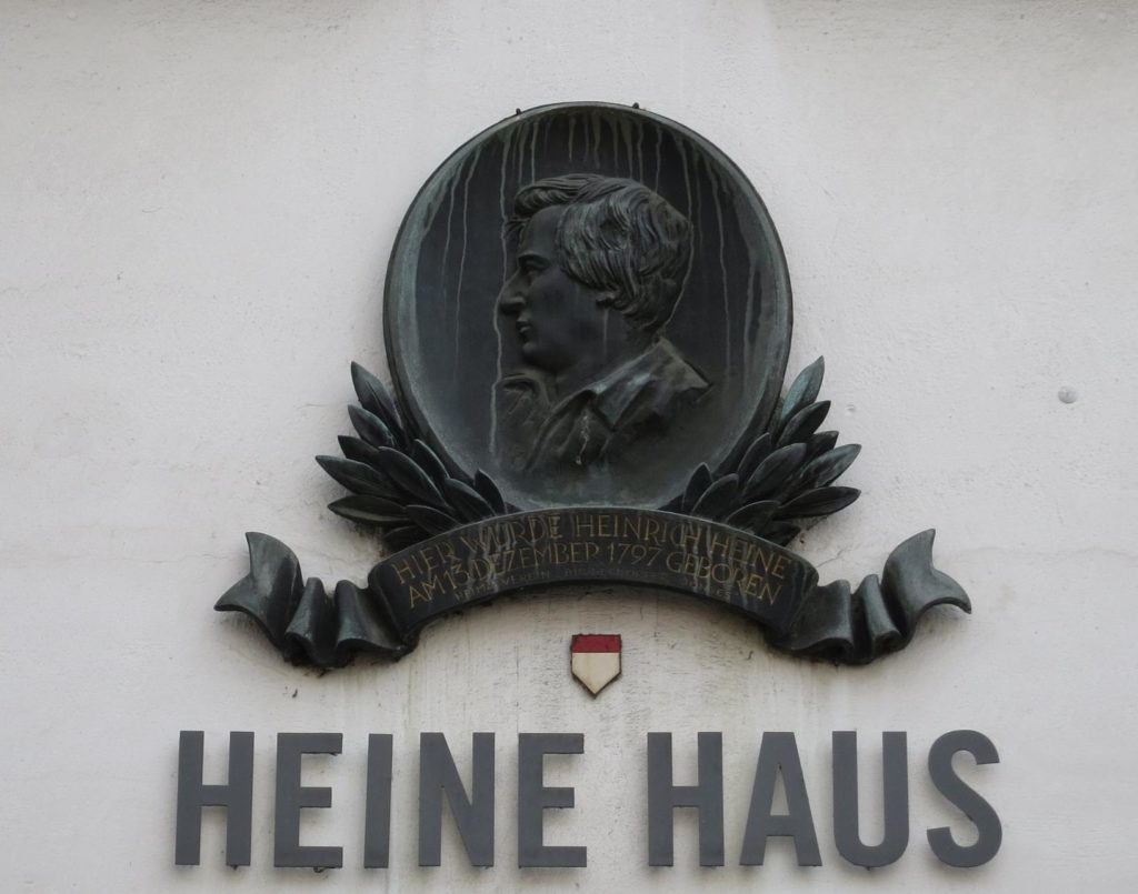 Die Gedenktafel von 1947 hängt noch heute über dem Eingang zum Heine-Haus.