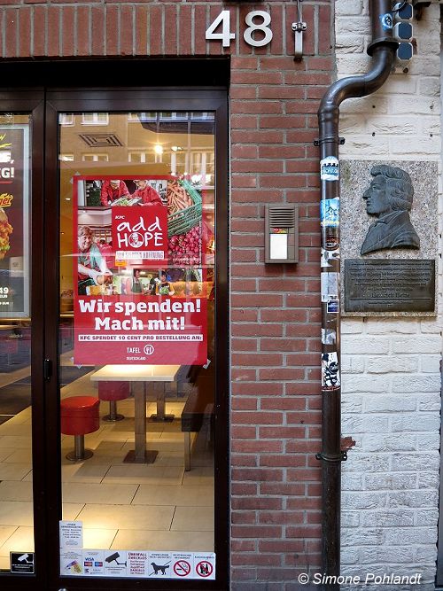 Am Nachbarhaus von KFC prangt die Gedenktafel eines unbekannten Stifters.