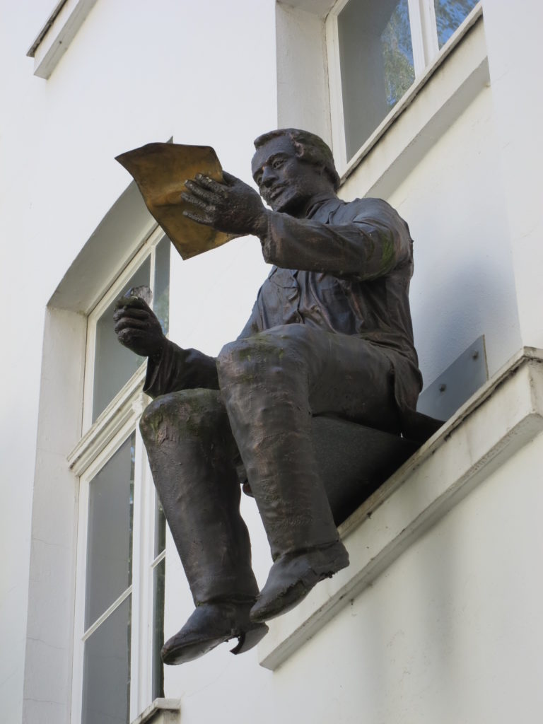 Der sitzende Heine von der Bolkerstraße 48 hat im Hinterhof des Heinrich-Heine-Instituts ein neues Zuhause gefunden.