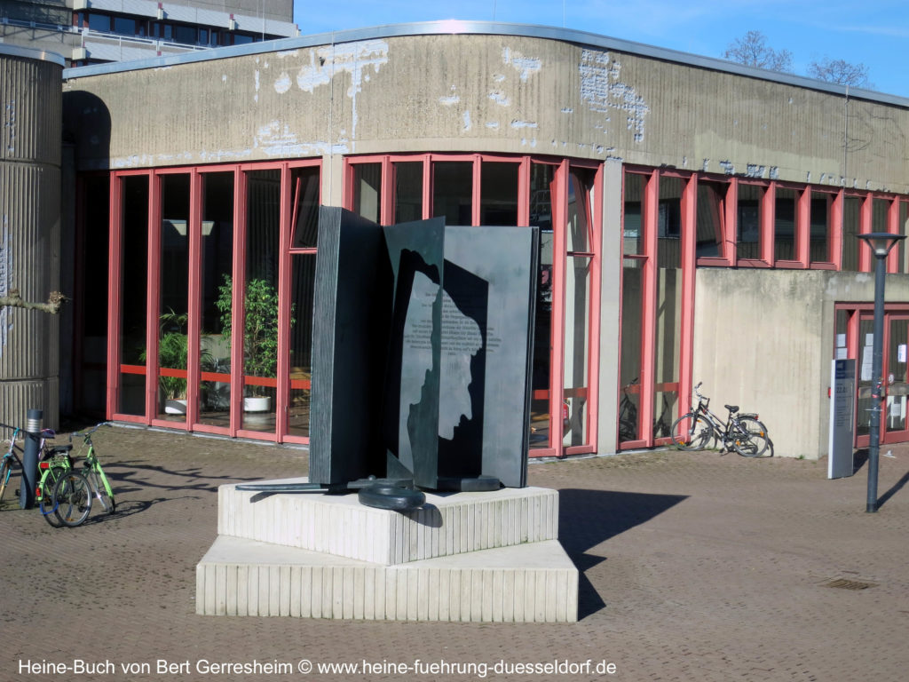 Heine-Denkmal von Bert Gerresheim an der Universität Düsseldorf