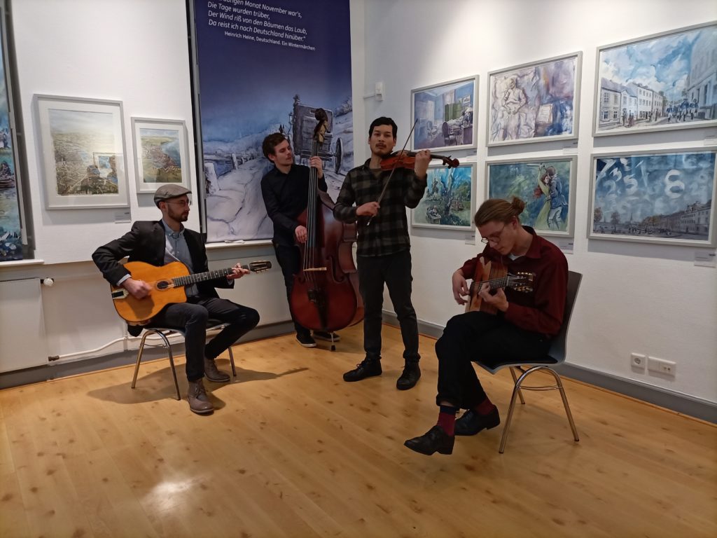 Sim Quartett in den Ausstellungsräumen des Heinrich-Heine-Instituts