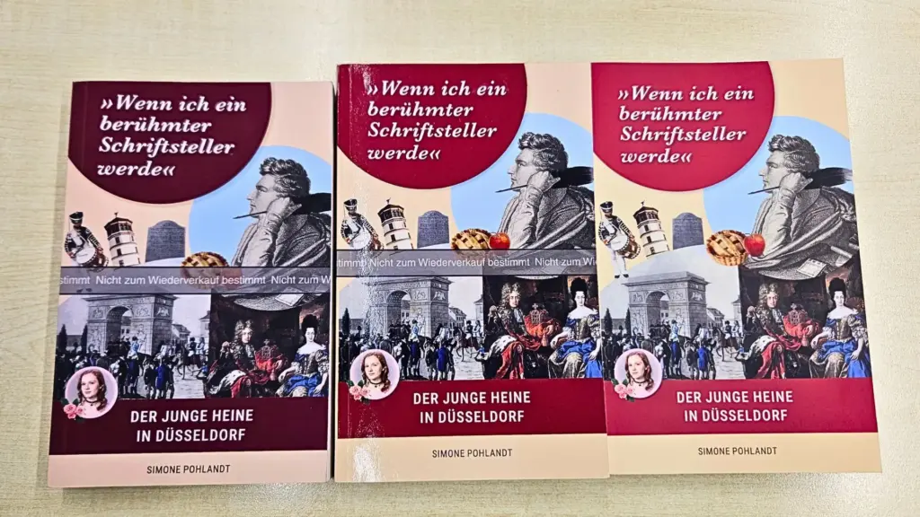 Drei Bücher mit unterschiedlichen Coverqualitäten bei KDP und BoD liegen auf einem Tisch.